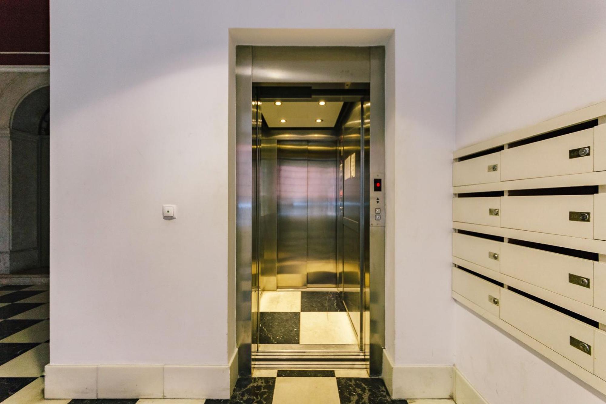Chiado 2 Bedroom Elegant Apartment ลิสบอน ภายนอก รูปภาพ